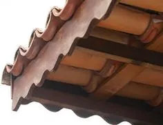 Acabamento do beiral do telhado com tabeira - testeira