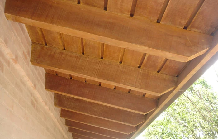 Beiral de telhado em madeira